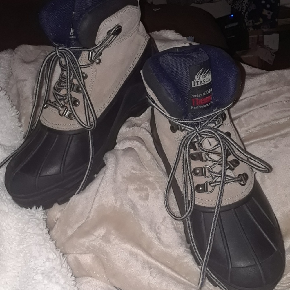 Half off!!Almost new Itasca Winter Boots.